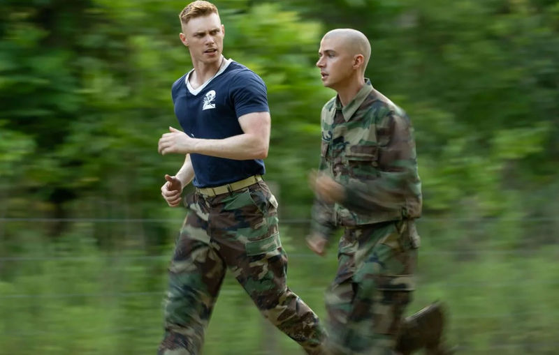 1444x920_max-parker-et-miles-heizer-dans-la-serie-netflix-boots.webp