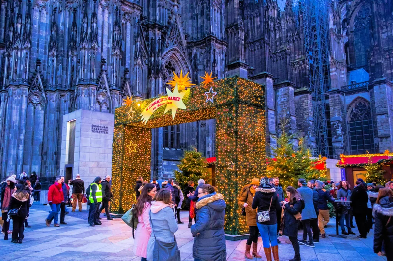 Cologne-Cathedral-Christmas-Market-.webp