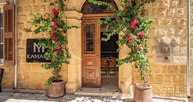 KAMARA_outside.2e16d0ba.fill-1375x729.png