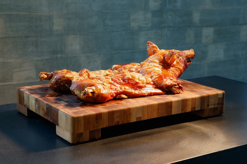 Whole suckling pig.jpg