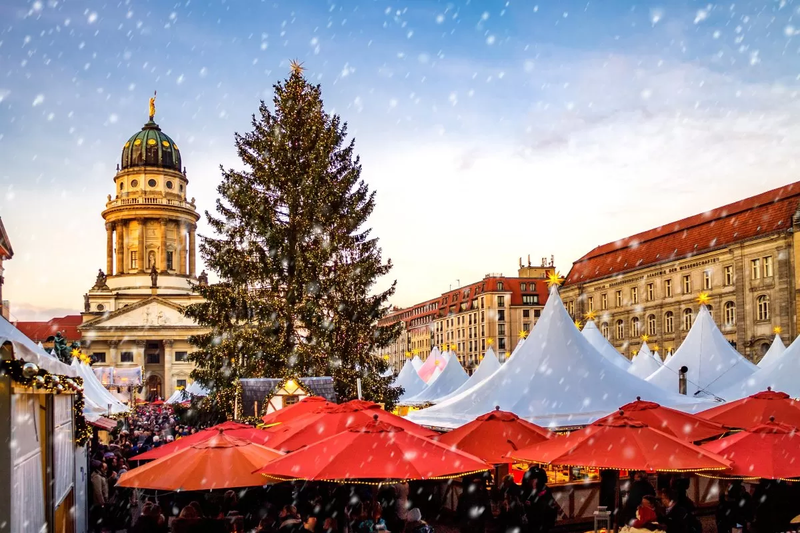 christmas-market-at-gendarmen-market-in-berlin-sh.webp