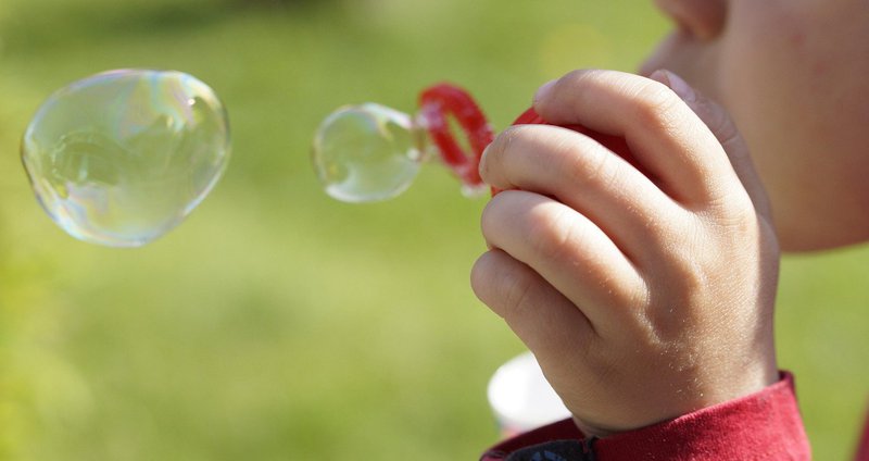 efraimstochter-soap-bubbles-32221.2e16d0ba.fill-1375x729.jpg