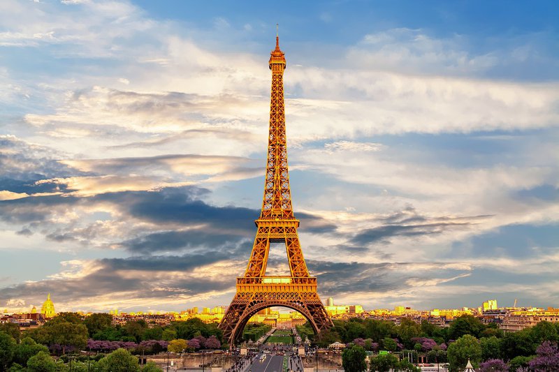 eiffel-tower-3349075_1280 (1).jpg