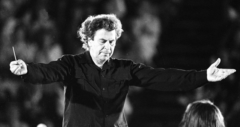 mikis-theodorakis-1983.2e16d0ba.fill-1375x729.jpg