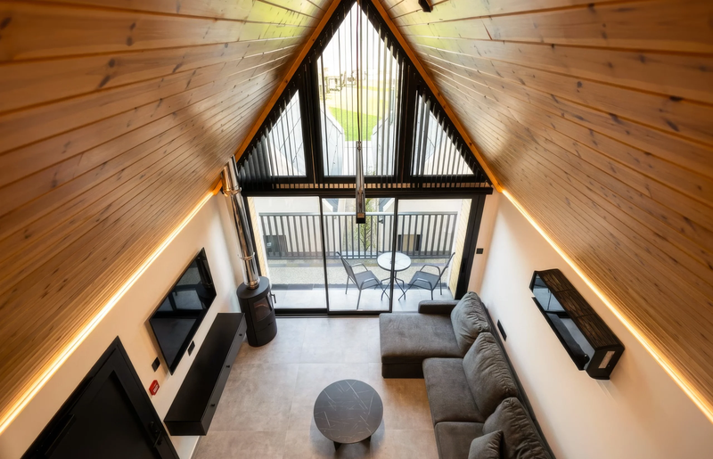 noe-suites-boutique-coastal-retreat-thesuites_suite2-scaled.webp