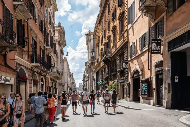 rome-tourists-in-via-del-corso-a-sunny-day-of-summer-1068x713.webp