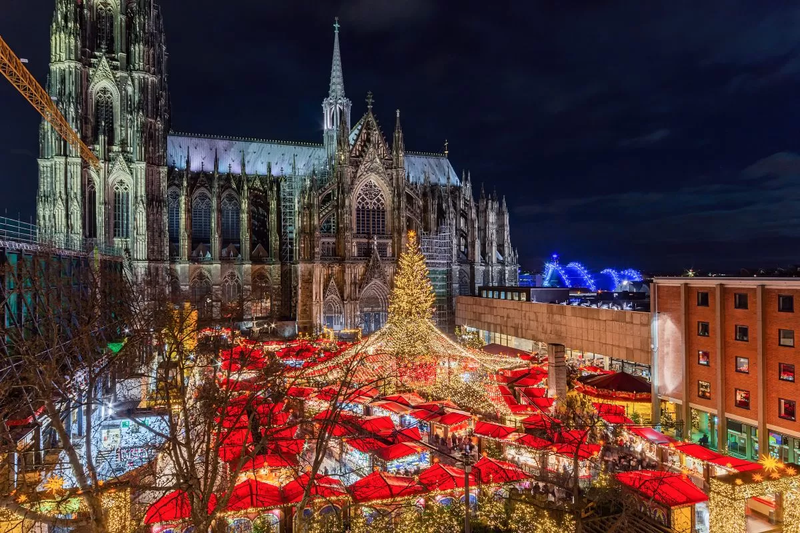 weihnachtsmarkt-am-kolner-dom-kologne-sh.webp